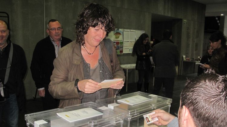 La cap de llista d'ERC-RCat-Catalunya Sí, Teresa Jordà, votant a Ripoll © AG