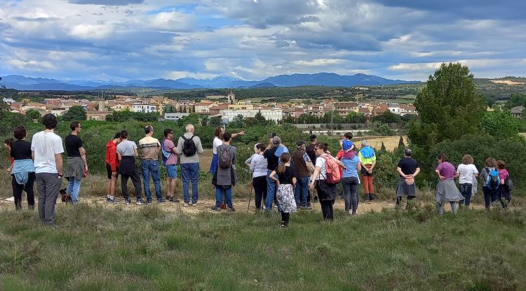 Els assistents a la caminada visitant els terrenys que afectaria la variant de Vilafant (arxiu)