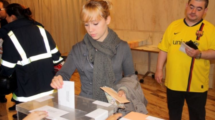 Una ciutadana excercint el seu dret a vot © ACN