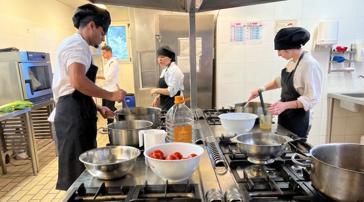 Estudiants a una de les aules de cuina a Ripoll. ACN