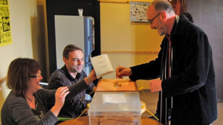 El cap de llista d'ICV-EUiA per Girona, Marc Vidal, ha votat a Regencós © ACN