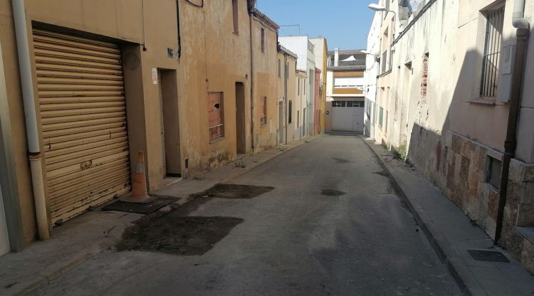 El carrer on es va produir la fuita amb l'esvoranc reparat davant del garatge del sospitós