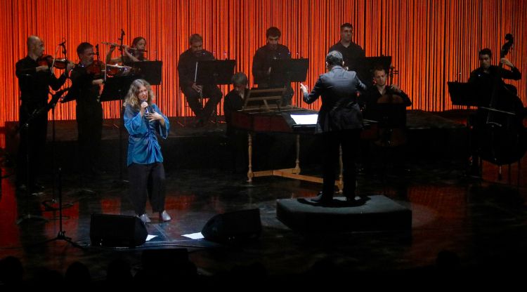 La GIO Symphonia i Elena Tarrats durant el particular viatge musical que han estrenat al Temporada Alta. ACN