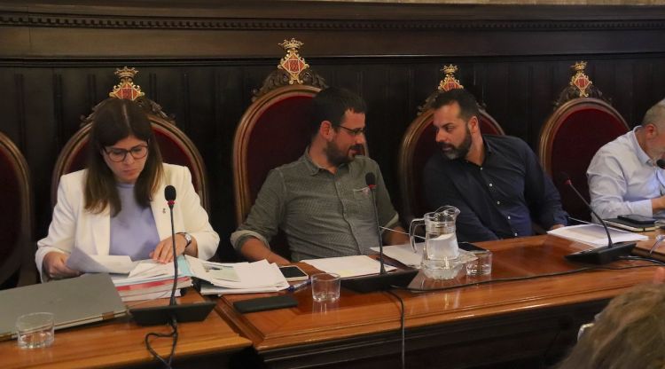 L’alcalde de Girona, Lluc Salellas, parla amb el tinent d’alcalde, Quim Ayats, abans de començar el plenari municipal. ACN