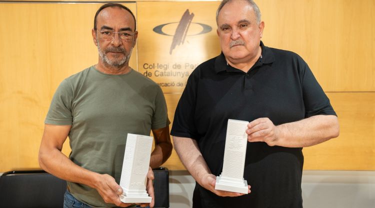 L'artista gironí Xavier Roqueta i el president de la demarcació de Girona del Col·legi de Periodistes, Jordi Grau. Toni Vilches