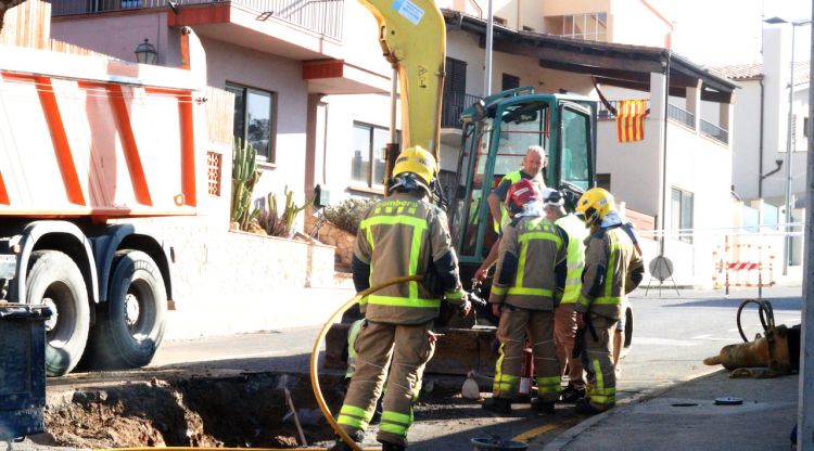 Els Bombers a la zona on hi ha l'avaria treballant amb els tècnics. ACN