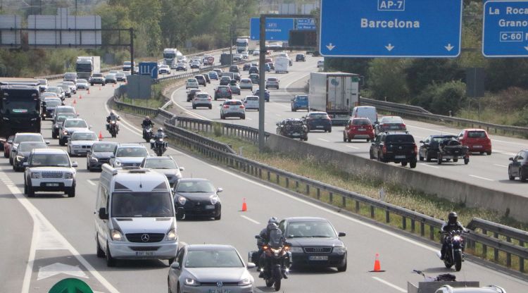 Retencions a l'AP-7 a l'altura de la Roca del Vallès en les dues direccions (Barcelona i Girona). ACN