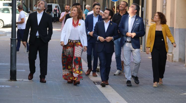 El president de la Generalitat, Pere Aragonès, amb la consellera Ester Capella saludant uns veïns. ACN