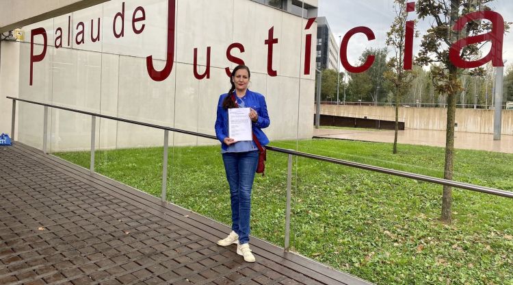 Àngela Domènech duent la denúncia al Palau de Justícia el 16 d'octubre passat. PP Figueres