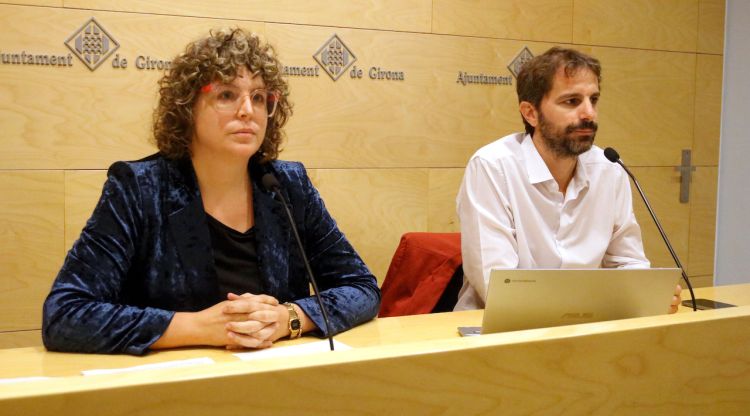 La regidora Sílvia Aliu i el tinent d'alcaldia Sergi Font, durant la presentació de la proposta d'ordenances. ACN