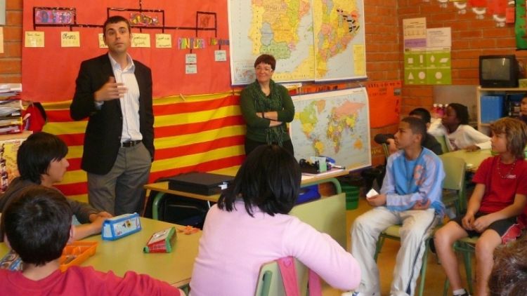 Santi Vila durant una de les visites a un centre escolar, ahir al matí © AG