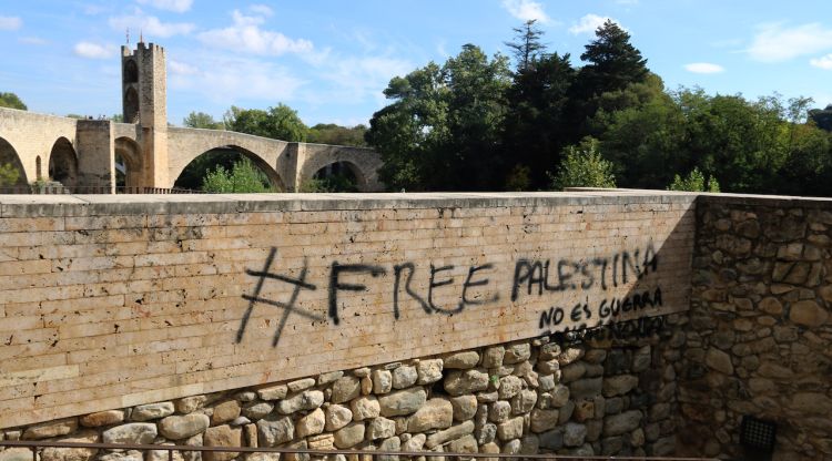 La pintada a les restes de l'antiga muralla que fortificava Besalú, a tocar la sinagoga. ACN