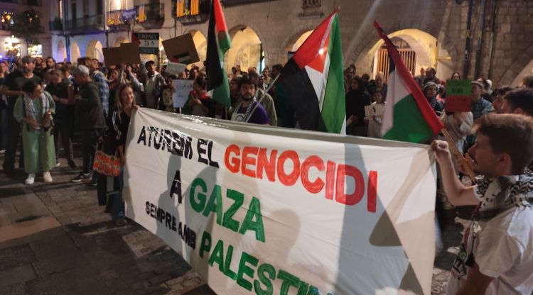 Una pancarta demana aturar el genocidi a Gaza durant la concentració propalestina a Girona. ACN