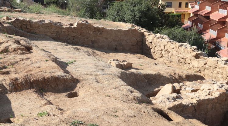 El jaciment romà dels Padrets de Blanes amb la ciutat actual al fons. ACN