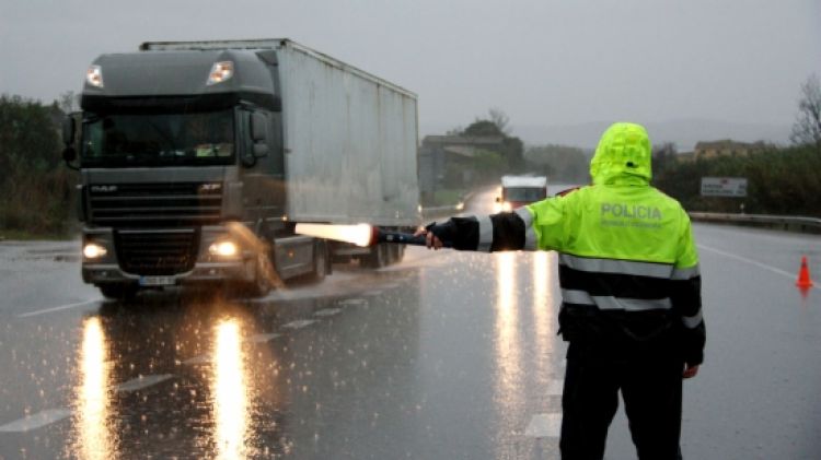Les pluges han obligat a tallar carreteres principals com l'N-II i desviar el trànsit per l'autopista © ACN