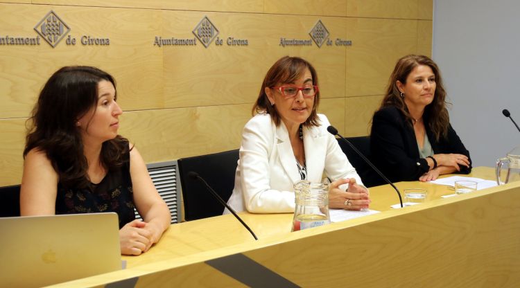 La portaveu del PSC, Sílvia Paneque, flanquejada per les regidores Bea Esporrín i Cristina Cots durant la valoració de les ordenances. ACN