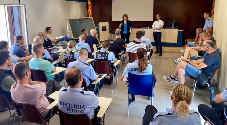 Regidors de l'Ajuntament de Girona explicant la proposta a la Policia Municipal