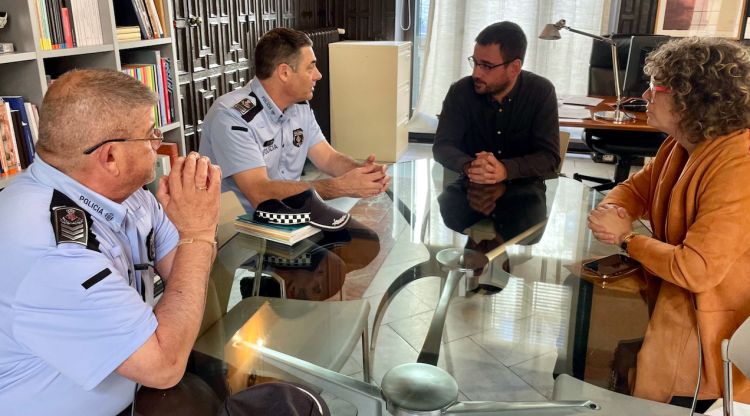 L'alcalde de Girona, Lluc Salellas; la regidora de Seguretat, Sílvia Aliu, i els comandaments de la Policia Municipal