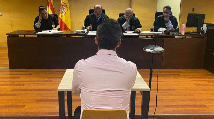 D'esquenes, el condemnat per clavar un cop de puny a un home a Lloret de Mar i fer-li perdre el sentit de l'olfacte. ACN
