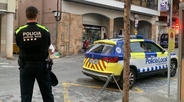 Un agent de la Policia Local de la Bisbal d'Empordà vigila la zona de la plaça de la Llibertat