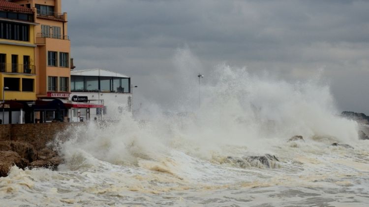 El temporal de mar ja afecta a l'Escala © Robert Carmona