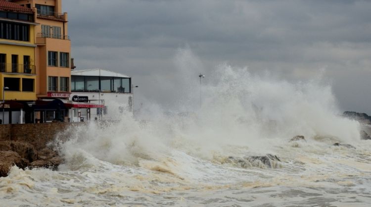 Temporal de vent a l'Escala (arxiu) © Robert Carmona