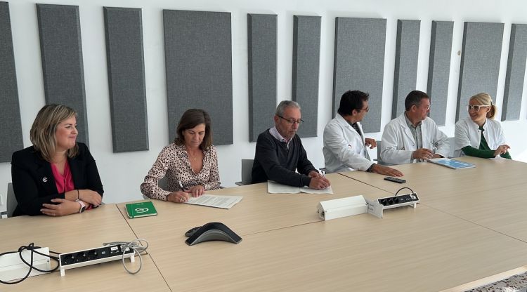 La presidenta de l'Associació Contra el Càncer a Girona, Isabel Alejandro, amb el director general de l'Hospital de Cerdanya, Xavier Conill. ACN