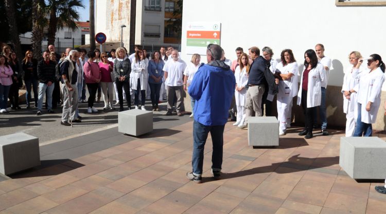 Un portaveu del comitè d'empresa llegeix el manifest de suport als dos professionals del SSIBE palestins. ACN