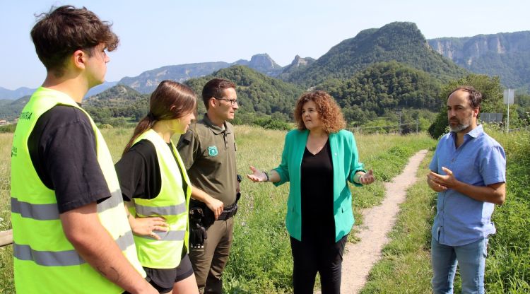 La secretària d'Acció Climàtica, Anna Barnadas, i l'alcalde de l'Esquirol, Àlex Montanyà, amb els ADF i els informadors (arxiu). ACN