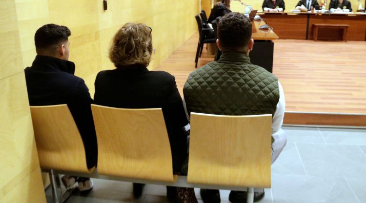 D'esquenes, a esquerra i dreta, els dos acusats d'agredir sexualment una turista a Lloret de Mar. ACN