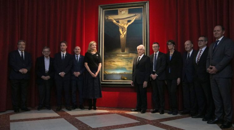 Foto de grup davant de 'El Crist', aquest matí a la inauguració de l'exposició. ACN