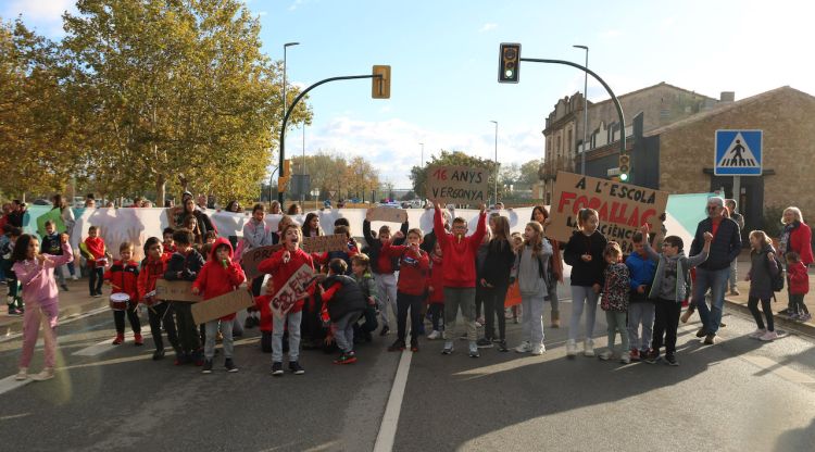 Un instant del tall a la C-66 per part de pares i alumnes de l'escola de Forallac. ACN