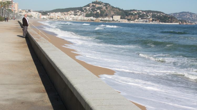 Les onades arriben pràcticament al passeig de s'Abanell i quasi ha desaparegut la platja © ACN