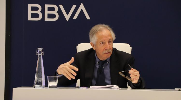 El catedràtic emèrit d'Economia Aplicada de la UAB, Josep Oliver, durant la presentació de l'Anuari Econòmic Comarcal del BBVA. ACN