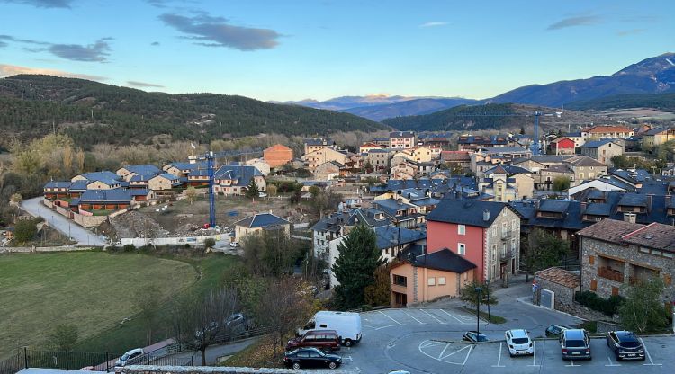 Diversos edificis d'habitatges de Bellver de Cerdanya, vistos des de la part alta del terme. ACN