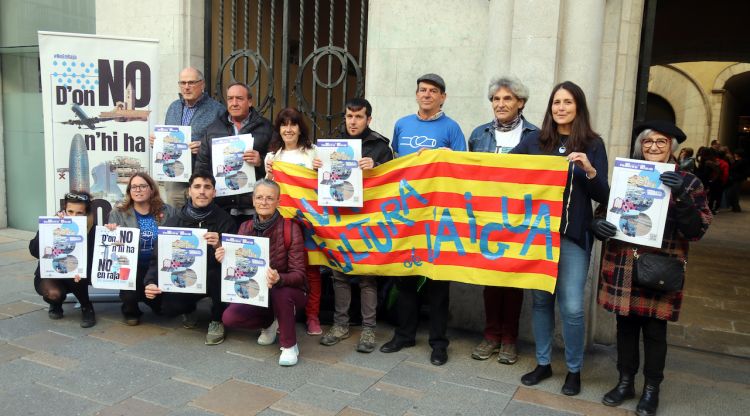 Els integrants de la plataforma Aigua és Vida i de la resta d'entitats que donen suport al contenciós, davant l'Ajuntament de Girona. ACN