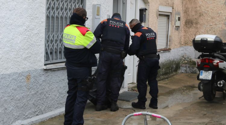 Agents dels Mossos d'Esquadra al barri de Sant Joan de Figueres. ACN