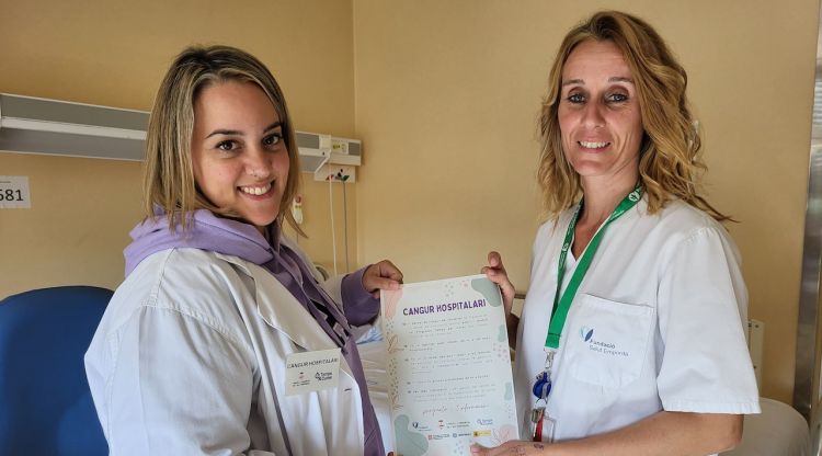 La integradora social Judith Rey amb la cap d’infermeria de la planta Materno-Infantil de l’Hospital de Figueres, Maria Soler