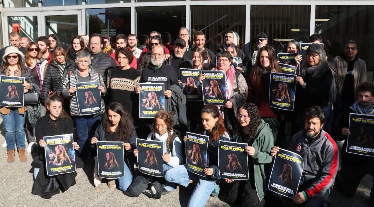 Foto posterior a la roda de premsa per presentar la querella. ACN