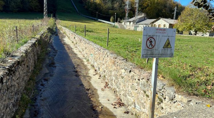 El canal que transporta aigua fins a la central de Llanars, sota mínims. ACN