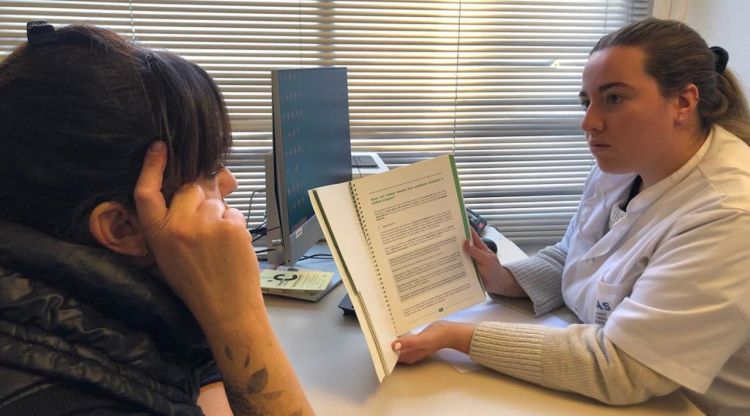 Una professional del CAS de Girona atén una pacient