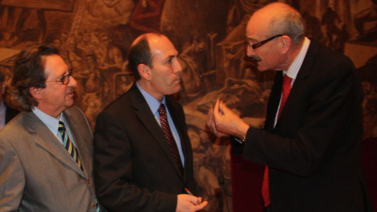 El president de la Cambra de Comerç de Girona, Domènec Espadalé (dreta), parlant amb altres presidents © ACN