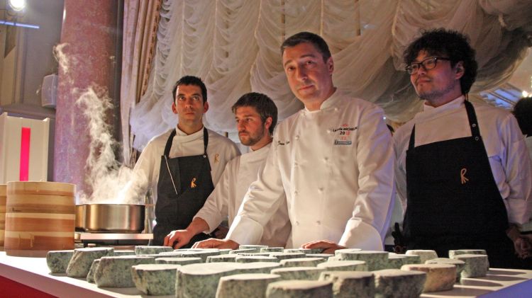 El Celler de Can Roca ultimant els detalls dels plats presentats durant el lliurament de les estrelles Michelin © ACN