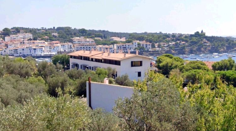 El sector del Doctor Bartomeus de Cadaqués, amb l'edifici que ja hi ha construït, i on ara s'hi volen aixecar 26 habitatges més