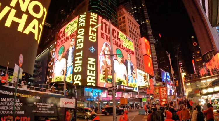 Un anunci dels concerts d'Ítaca la nit de Sant Joan en una de les pantalles de Times Square