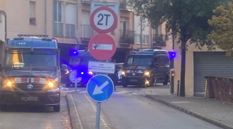 Una imatge dels Mossos al carrer Esglaiers d'Olot durant l'operatiu. ACN