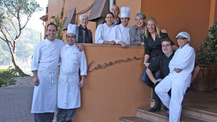Foto de família de l'equip de l'hotel i el restaurant Casamar, a l'entrada de l'establiment, a Llafranc © ACN