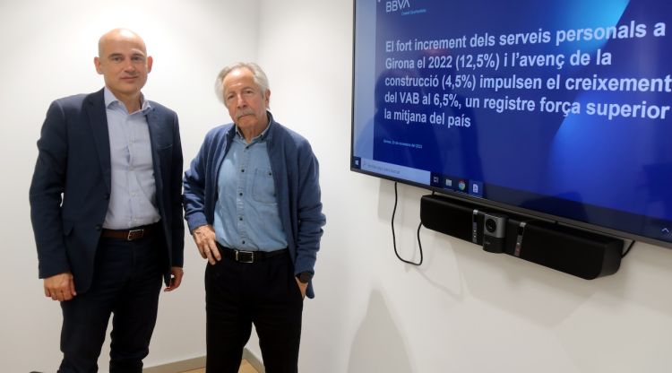 El director de zona del BBVA a Girona, David Medavilla, i el catedràtic emèritc i autor de l'estudi, Josep Oliver. ACN