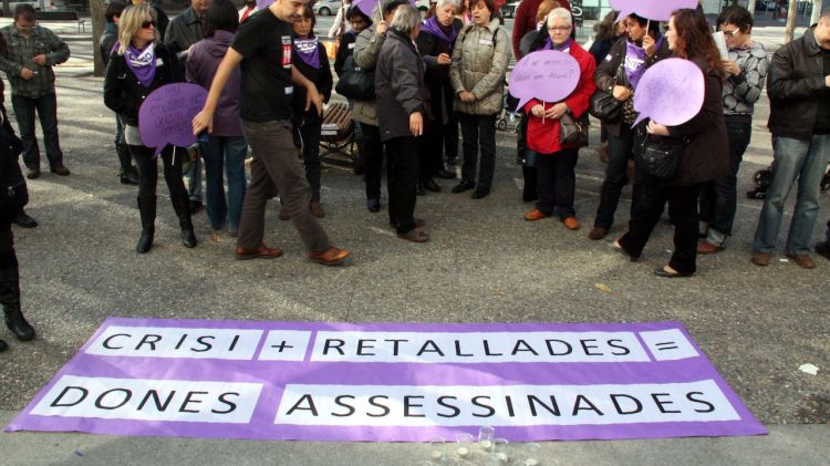 Una cinquantena de persones s'han aplegat davant els jutjats de Girona © ACN