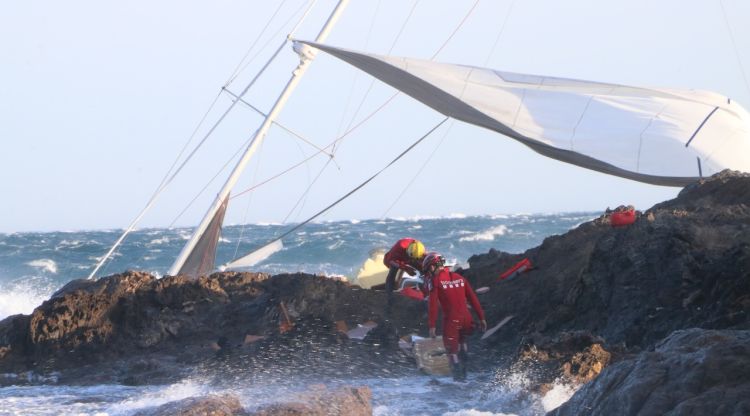 Efectius dels Bombers buscant documentació de les víctimes. ACN